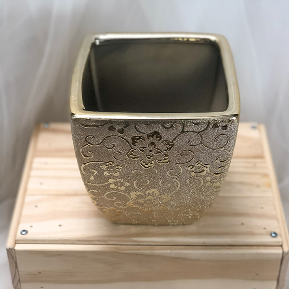 Gold engraved flower vase